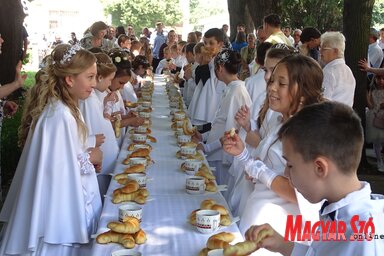 Szeretetlakomán az elsőáldozók (Góbor Béla felvétele)