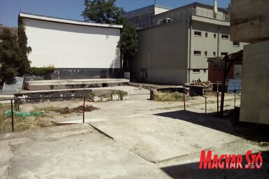 Tegnap sajtótájékoztatót tartottak az Újvidéki Kultúrközpontban a nyári színpad felújításáról, a munkálatok már megkezdődtek, a kertészek rendbe tették az udvarrészt (Szeli Balázs felvétele)