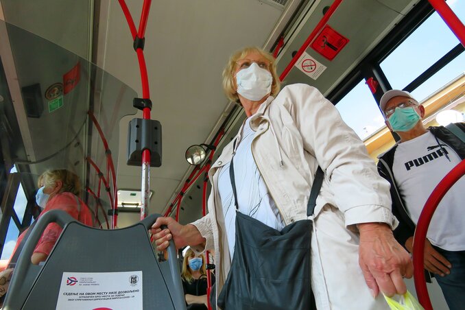 A belgrádiak többnyire betartják a járványügyi intézkedéseket a tömegközlekedési eszközökön (Fotó: Beta)
