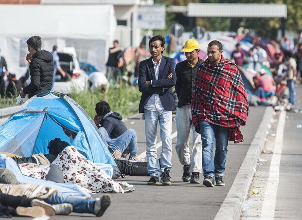 A határ közelében gyülekező migránsok (Fotó: Beta/AP)