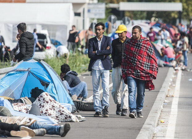 A határ közelében gyülekező migránsok (Fotó: Beta/AP) A határ közelében gyülekező migránsok (Fotó: Beta/AP)