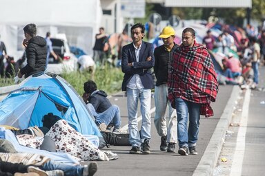 A határ közelében gyülekező migránsok (Fotó: Beta/AP)