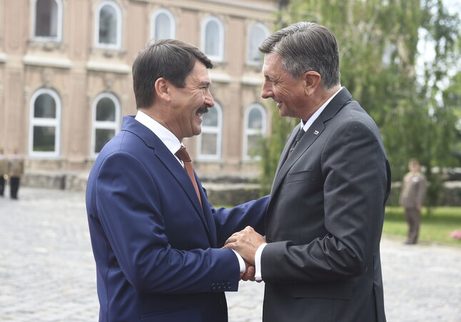 Áder János és Borut Pahor üdvözlik egymást (Fotó: MTI)