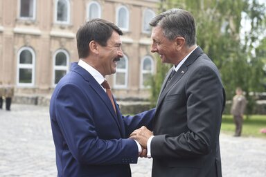 Áder János és Borut Pahor üdvözlik egymást (Fotó: MTI)