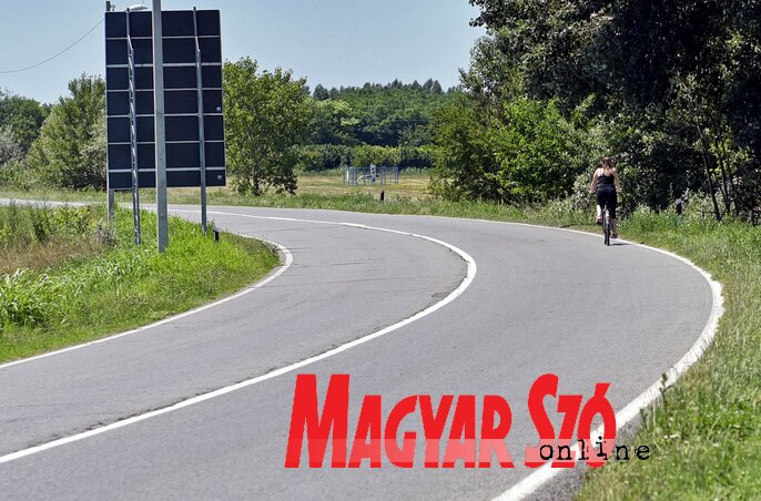 A kerékpárút a már meglévő út mellett húzódik majd (Fotó: Gergely Árpád) A kerékpárút a már meglévő út mellett húzódik majd (Fotó: Gergely Árpád)
