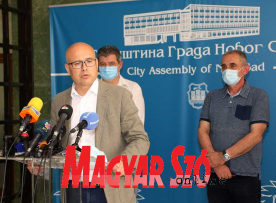 A városi válságstáb legújabb döntése értelmében minden zárt térben kötelező a védőmaszk viselése, de a szabadtéri edzőtermekben, parkokban is. A kávézók tulajdonosait arra kérik, hogy a vendégeket csak a szabadban, a kerthelyiségekben szolgálják ki (Ótos A városi válságstáb legújabb döntése értelmében minden zárt térben kötelező a védőmaszk viselése, de a szabadtéri edzőtermekben, parkokban is. A kávézók tulajdonosait arra kérik, hogy a vendégeket csak a szabadban, a kerthelyiségekben szolgálják ki (Ótos