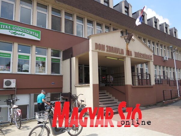 Adán csak szájmaszkban lehet belépni az egészségházba (Csincsik Zsolt felvétele) Adán csak szájmaszkban lehet belépni az egészségházba (Csincsik Zsolt felvétele)