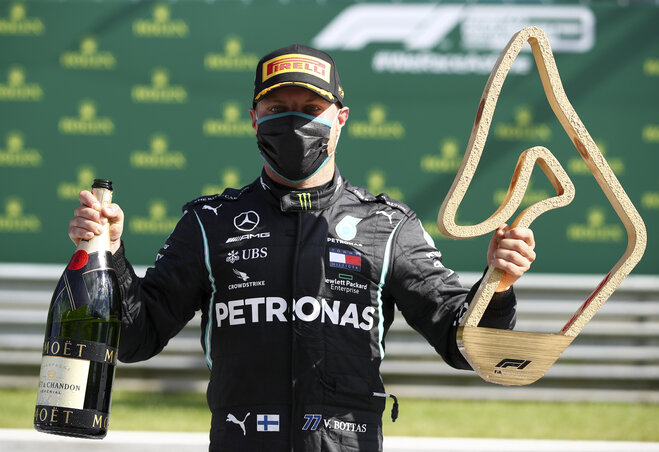 Valtteri Bottas maszkban, a győzelmi serleggel és pezsgővel (Fotó: Beta/AP)