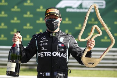 Valtteri Bottas maszkban, a győzelmi serleggel és pezsgővel (Fotó: Beta/AP)