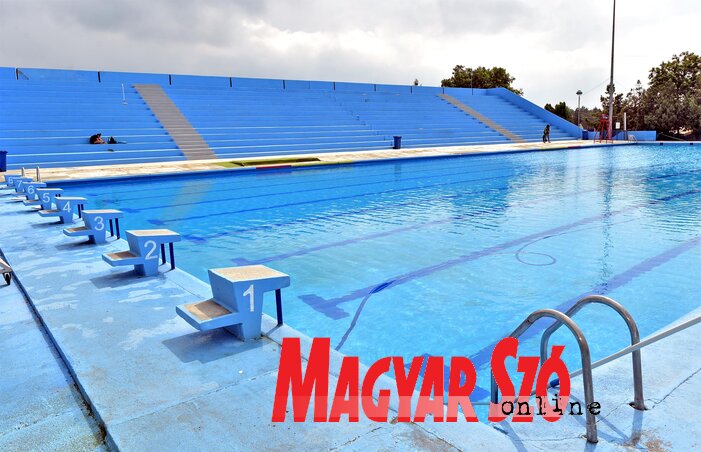 Az olimpiai medence június 13-a óta várja a fürdőzőket (Fotó: Gergely Árpád)