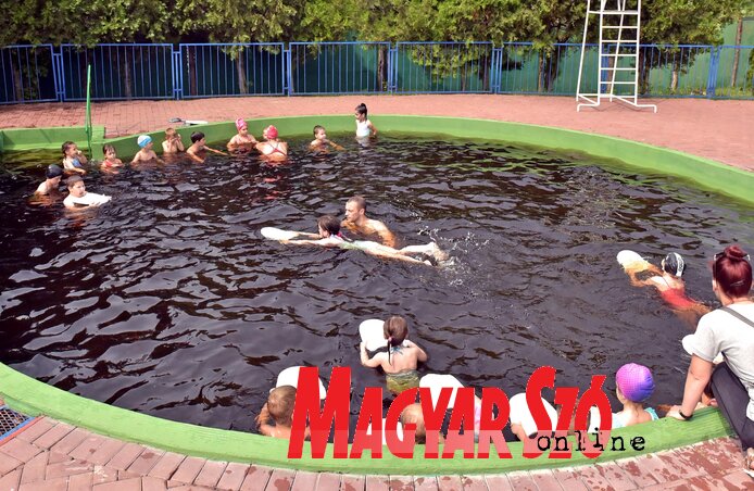 Az öt évnél fiatalabb gyermekek ingyenesen látogathatják a medencét (Fotó: Gergely Árpád)