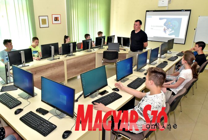 A fiatalok még a Python programozási nyelv alapjait is elsajátíthatják (Fotó: Gergely Árpád) A fiatalok még a Python programozási nyelv alapjait is elsajátíthatják (Fotó: Gergely Árpád)