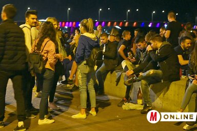Az elmúlt napokban rohamosan nő a koronavírussal fertőzöttek száma Újvidéken, ha a polgárok továbbra sem tartják be az előírásokat, be kell vezetni a rendkívüli állapotot. A kocsmákban, kávézókban többé-kevésbé ellenőrzés alatt tartható a helyzet, de az utcákon már nem. A fotó a Duna menti sétányon készült, ahol az árvízvédelmi betonkorláton ülve éjjelenként több ezer fiatal dorbézol, isznak, egymást és a magukkal hozott hangszórókból bömbölő műzenét túlkiabálva ismerkednek. Szájmaszkot egyikük sem visel, a polgármester felszólítása mindenekelőtt hozzájuk, a vírushelyzet iránt felelőtlenül viszonyulókhoz szól (Ótos András felvétele)