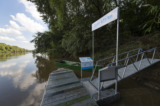 Folyami hulladék felhasználásával készült kikötő a Tiszán Zsurkon (Fotó: MTI)