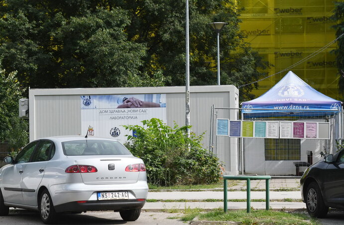 Covid-labor Újvidéken, a limáni egészségház előtt (Fotó: Beta ) Covid-labor Újvidéken, a limáni egészségház előtt (Fotó: Beta )