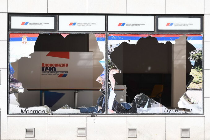 A Szerb Haladó Párt újvidék irodájának ablakait mind betörték (Fotó: Beta)