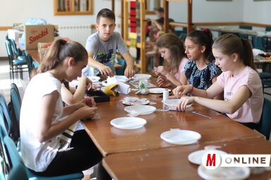 Kézműves-foglalkozás a tavalyi nagykunsági alkotótáborban (Lakatos János felvétele)