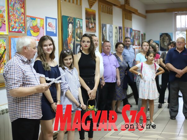 Helyi festőlányok kiállításának a megnyitója (Lakatos János felvétele) Helyi festőlányok kiállításának a megnyitója (Lakatos János felvétele)
