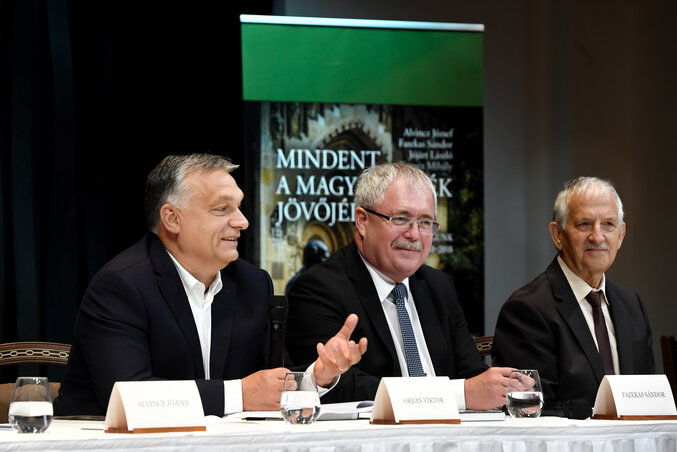 Orbán Viktor beszél, mellette Fazekas Sándor, a könyv egyik társszerzője, volt agrárminiszter és Jójárt László, aki szintén a kötet társszerzője (Fotó: MTI) Orbán Viktor beszél, mellette Fazekas Sándor, a könyv egyik társszerzője, volt agrárminiszter és Jójárt László, aki szintén a kötet társszerzője (Fotó: MTI)
