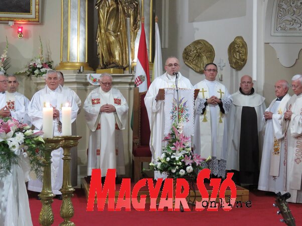 Szungyi Károly adai plébános (középen) a hálaadó misén (Csincsik Zsolt felvétele)