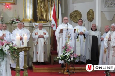 Szungyi Károly adai plébános (középen) a hálaadó misén (Csincsik Zsolt felvétele)