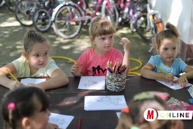 Rajzolás az árnyékban (Lakatos János felvétele)