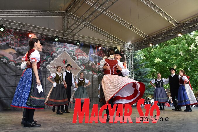 A Gyöngyösbokréta színpadán a magyarcsernyei Tulipán tánccsoport (Fotó: Molnár Edvárd)