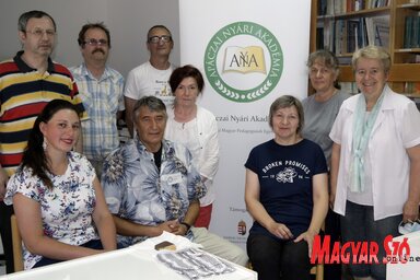 A természettudományi szekció egy csoportja Kanyó Anikóval és Muhi Bélával a pedagógus-továbbképzés zárónapján (Fotó: Bozsoki Valéria)