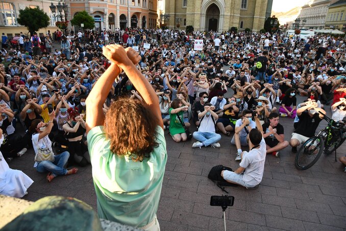 Csendes ülősztrájkot idézett a csütörtöki megmozdulás Újvidék főterén is (Fotó: Beta)