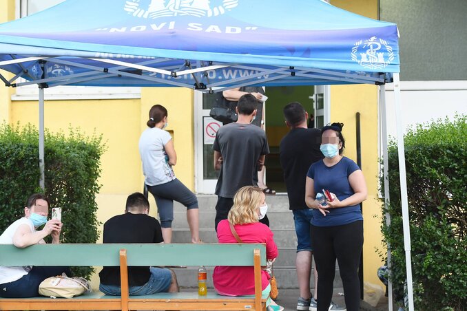 Sokan várnak a tesztelésre az újvidéki Jovan Jovanovic Zmaj Covid-ambulancia előtt (Fotó: Beta) Sokan várnak a tesztelésre az újvidéki Jovan Jovanovic Zmaj Covid-ambulancia előtt (Fotó: Beta)