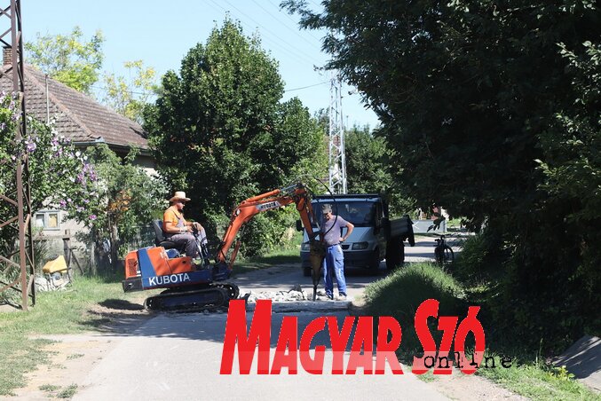 Útjavítások a Szentandrási úton (Fotó: Lakatos János)