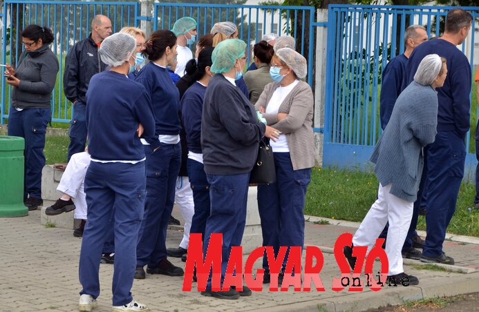 A tűzoltás ideje alatt a gyárcsarnok előtt várakozó dolgozók nem is gondolták, hogy kollégáik bennrekedtek (Fotó: Ótos András) A tűzoltás ideje alatt a gyárcsarnok előtt várakozó dolgozók nem is gondolták, hogy kollégáik bennrekedtek (Fotó: Ótos András)