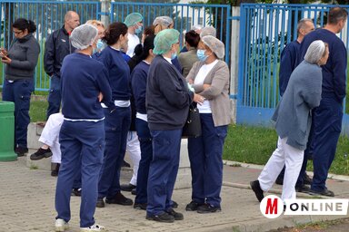 A tűzoltás ideje alatt a gyárcsarnok előtt várakozó dolgozók nem is gondolták, hogy kollégáik bennrekedtek (Fotó: Ótos András)
