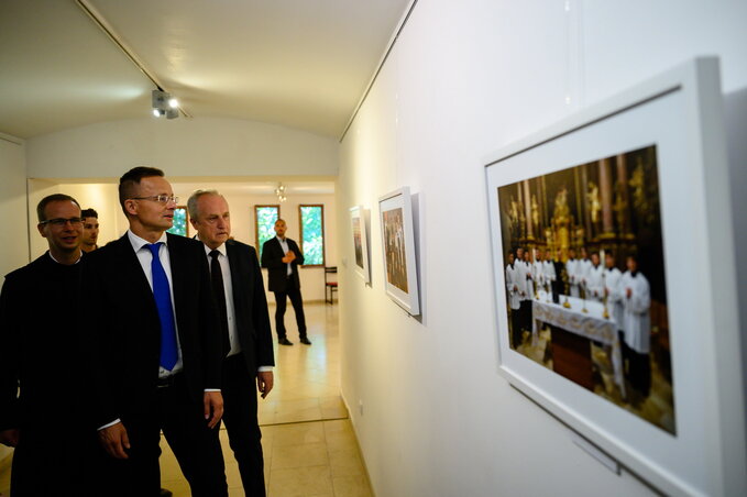 Szijjártó Péter külügyminiszter (középen) megtekinti a fotópályázat nyertes képeinek kiállítását (Fotó: MTI)