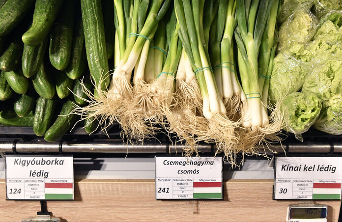 A zöldségek származási országát táblán jelölik a CBA-ban (Fotó: MTI)