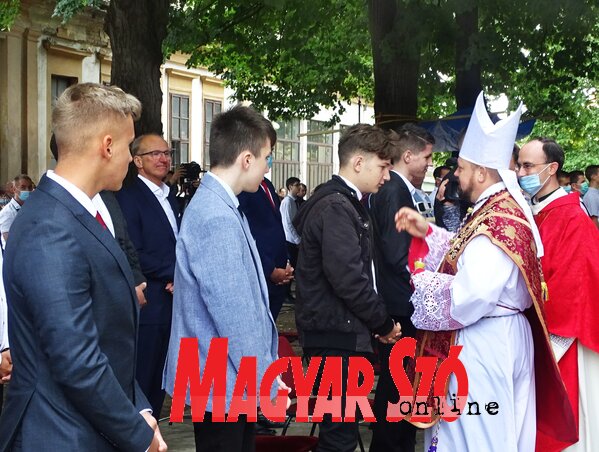Ft. Verebélyi Árpád kiosztja a bérmálás szentségét (Góbor Béla felvétele) Ft. Verebélyi Árpád kiosztja a bérmálás szentségét (Góbor Béla felvétele)
