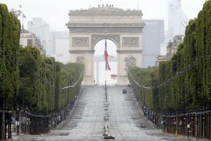 Az ilyenkor zsúfolt és felvonulóktól népes Champs élysées sugárút tegnap lehangolóan üres volt (Fotó: AP via Beta)