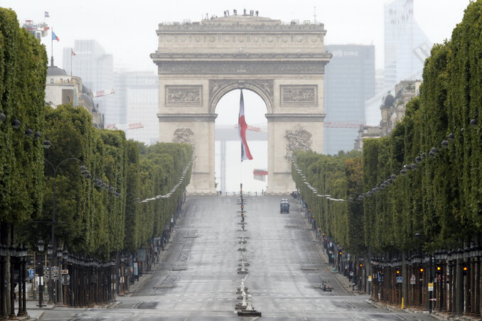 Az ilyenkor zsúfolt és felvonulóktól népes Champs élysées sugárút tegnap lehangolóan üres volt (Fotó: AP via Beta) Az ilyenkor zsúfolt és felvonulóktól népes Champs élysées sugárút tegnap lehangolóan üres volt (Fotó: AP via Beta)