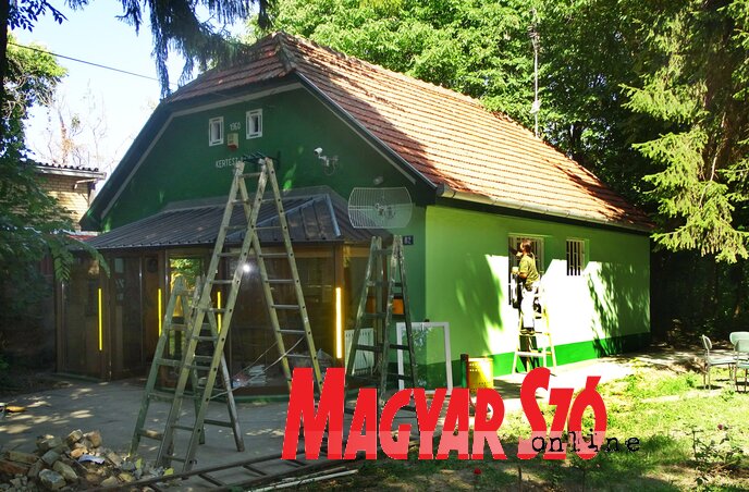 Az MNT támogatásával megkezdődött a kastélykertben lévő Kertészlaknak a felújítása (Góbor Béla felvétele) Az MNT támogatásával megkezdődött a kastélykertben lévő Kertészlaknak a felújítása (Góbor Béla felvétele)