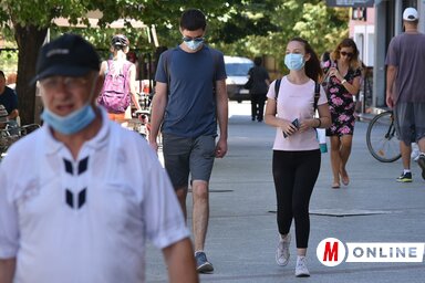 A szabadban, ahol betartható a polgárok közötti legalább másfél méteres távolság, egyelőre csak javasolják a védőmaszk viselését (Fotó: Ótos András illusztrációja)