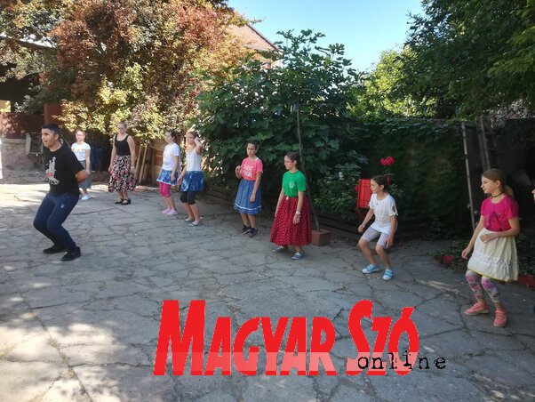 A gyerekek az udvaron gyakorolták a néptánclépéseket (Fehér Rózsa felvétele)