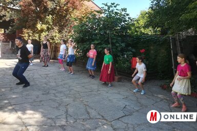 A gyerekek az udvaron gyakorolták a néptánclépéseket (Fehér Rózsa felvétele)