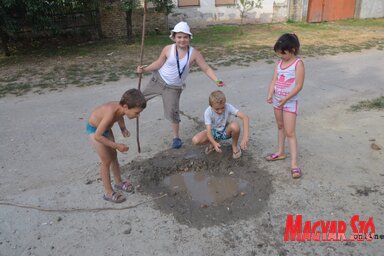 Víztározó gát épült sárból, sóderból és homokból a Hideg utca közepén a nyári melegben, aminek a környékbeli gyerekek is a csodájára jártak (Fotó: Kazinczy Paszterkó Diana)