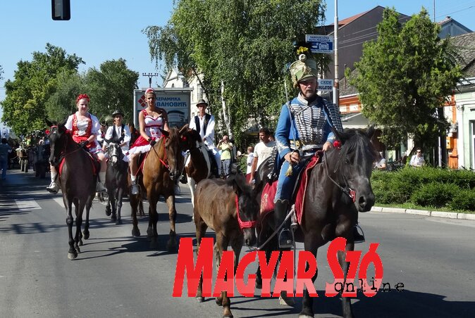 Illés-napi felvonulók sora kígyózik a város főutcáján (Góbor Béla felvétele) Illés-napi felvonulók sora kígyózik a város főutcáján (Góbor Béla felvétele)