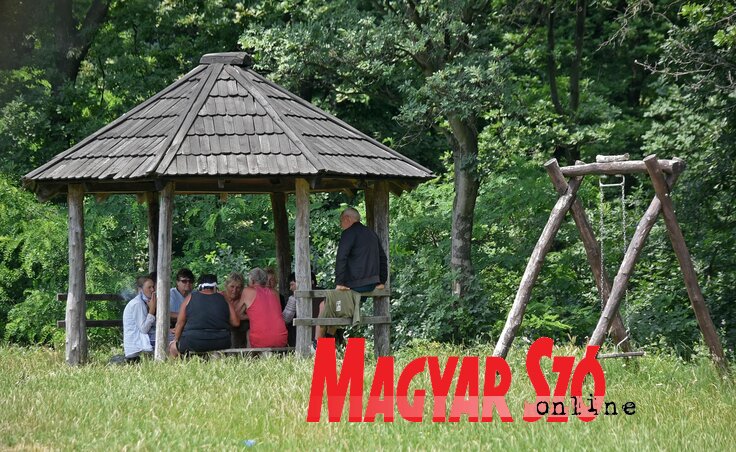 A hegységen számos pihenőhely várja a fáradt utazókat A hegységen számos pihenőhely várja a fáradt utazókat