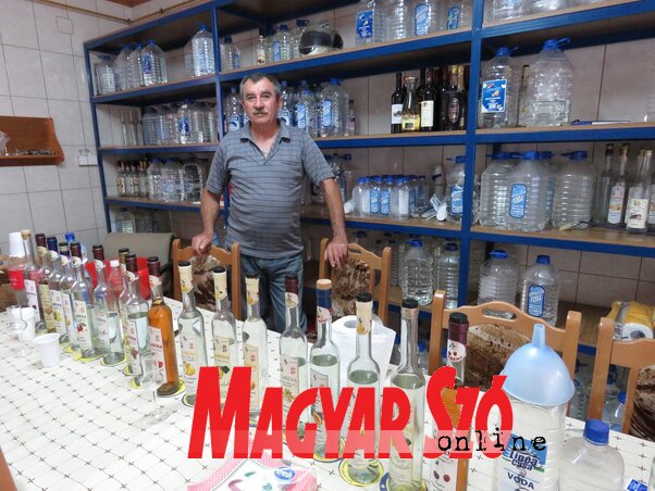 Pozsgai Ferenc sokféle pálinkát készít és árul (Csincsik Zsolt felvétele)