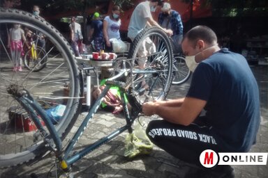 Munkában az önkéntes biciklikarbantartó