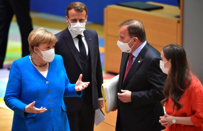 Angela Merkel és Emmanuel Macron a svéd és a finn miniszterelnökkel beszélgetnek a csúcstalálkozó szünetében (Fotó: Beta/AP)