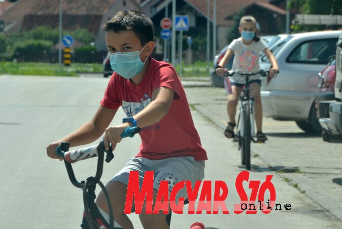 Egyszer kordokumentum lesz 2020 nyara: gyerekek maszkban tekernek (Ótos András felvétele) Egyszer kordokumentum lesz 2020 nyara: gyerekek maszkban tekernek (Ótos András felvétele)