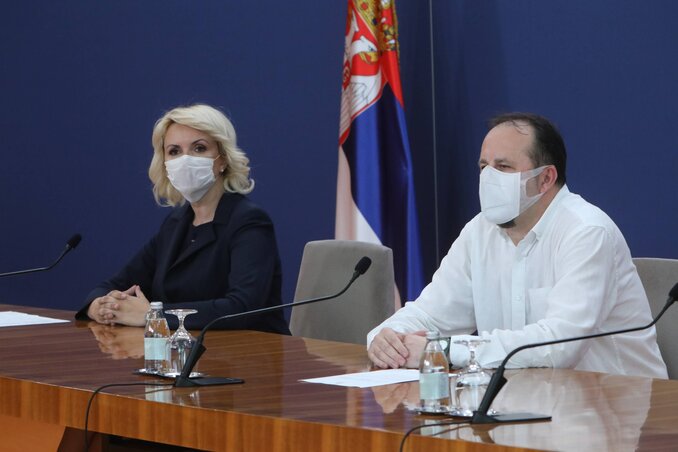 Darija Kisić Tepavčević epidemiológus és Petar Svorcan, a Zvezdara Klinikai Központ megbízott igazgatója a válságstáb tegnapi ülésén (Fotó: Beta)